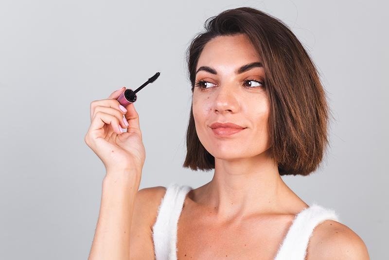 The Best Eyelash Serum for Fuller Lashes: Benefits, Results & How to Use It